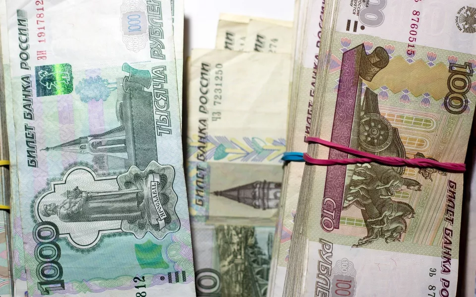 Алтайского бизнесмена оштрафовали на крупную сумму за попытку дать взятку