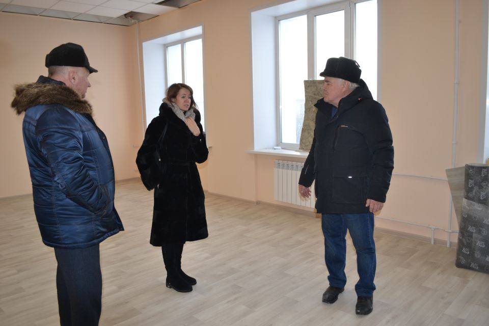 Министр культуры Алтайского края Елена Безрукова проверила готовность ДК в Топчихе после реконструкции