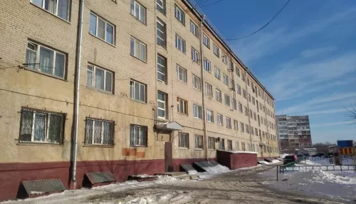 В Барнауле лед с крыши дома рухнул на голову ребенку