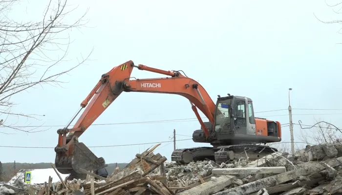 В Барнауле сносят аварийный дом на улице 42-й Краснознаменной Бригады