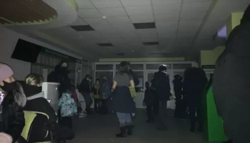 Жители Бийска не смогли попасть в детскую поликлинику из-за отключения света