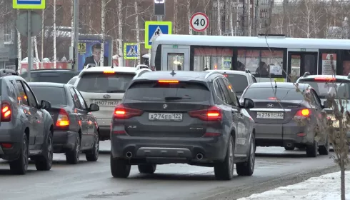 Помни о сцеплении. Как правильно управлять автомобилем в зимний гололед