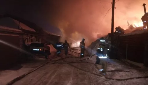 В Барнауле пожар уничтожил дом на площади свыше 200 квадратов
