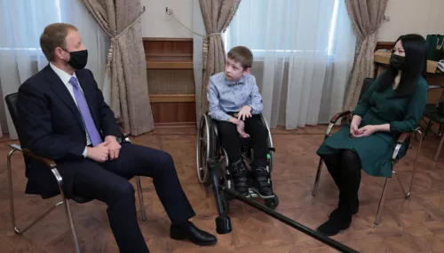 Томенко пообещал ребенку-инвалиду спортплощадку для детей с ОВЗ