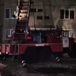 30 человек эвакуировали из задымленной многоэтажки в Заринске