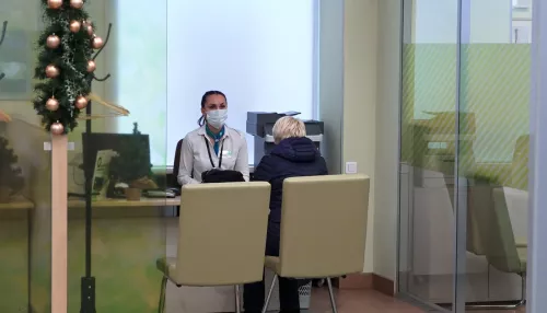 В Барнауле сотрудницы банка помогли пенсионерам не стать жертвами мошенников