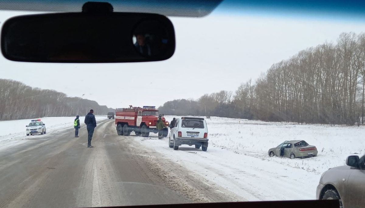 На трассе в Мамонтовском районе легковушка слетела с дороги - Толк  07.12.2021