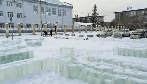 В Барнауле строят снежный городок на перекрытой для проезда площади на Потоке