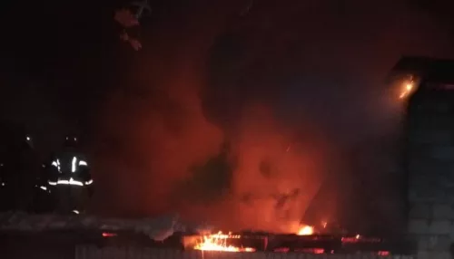 Частный дом горел в Барнауле на площади 150 кв. метров