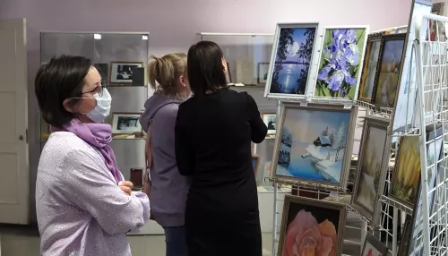 В Барнауле открылась выставка рисующей ногами художницы