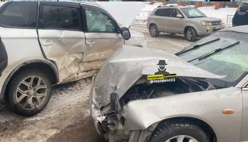 В Барнауле две легковушки столкнулись около православного собора