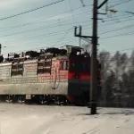 В Алтайском крае трактор столкнулся с грузовым поездом на переезде