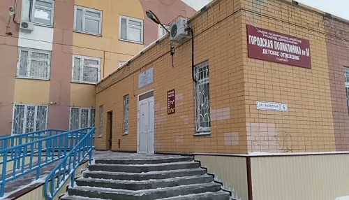 Барнаульцы жалуются на глобальные очереди в детской поликлинике №14