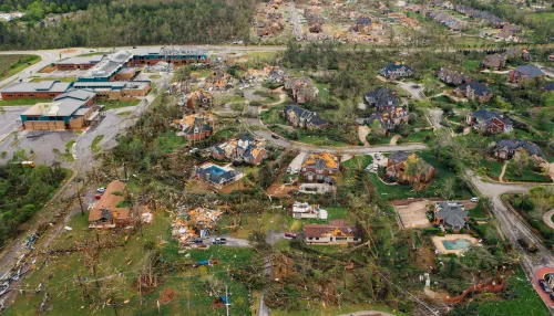 Не менее сотни человек стали жертвами торнадо в США
