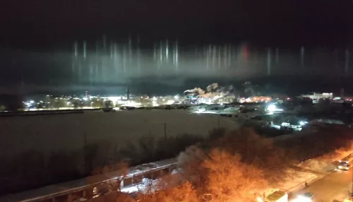 Гигантские световые столбы заметили в небе над Барнаулом