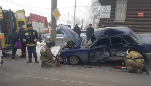 Два взрослых и ребенок пострадали в ДТП с КамАЗом в Барнауле