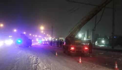 В Новосибирске электромонтер выпал из автовышки после ДТП с бетономешалкой