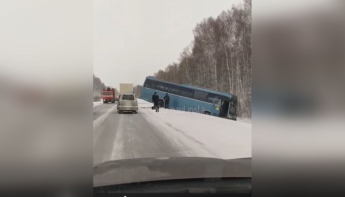 Декабрь 16 2022. Авария с автобусом Алтайский край. ДТП Барнаул Новосибирск. Алтайский край авария на Новосибирской трассе. ДТП С автобусом Новосибирск.