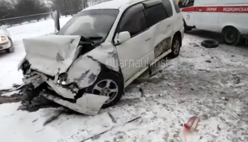 Три человека пострадали в лобовом ДТП на шоссе Барнаула