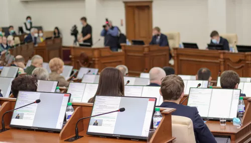 Большинство алтайских депутатов поддержали закон о QR-кодах