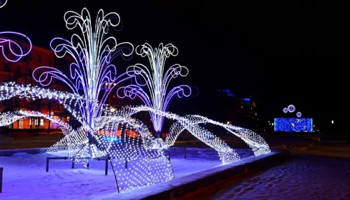 Световые фонтаны, сотни звезд, ёлки и фигуры украсили Барнаул