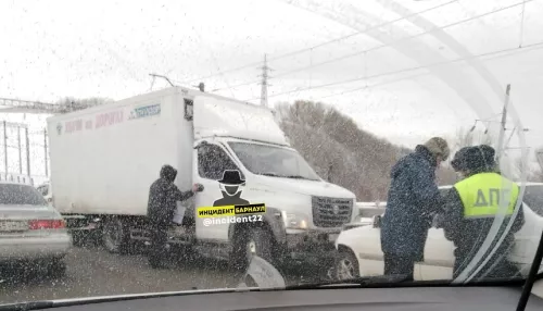 Лобовое столкновение автомобилей произошло на Старом мосту Барнаула