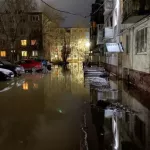 В Бийске затопило шесть домов из-за повреждения водопровода
