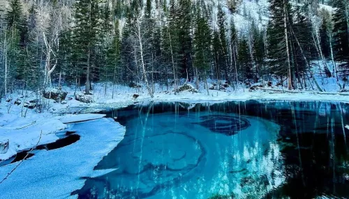 Туристы показали фото зимнего гейзерного озера на Алтае