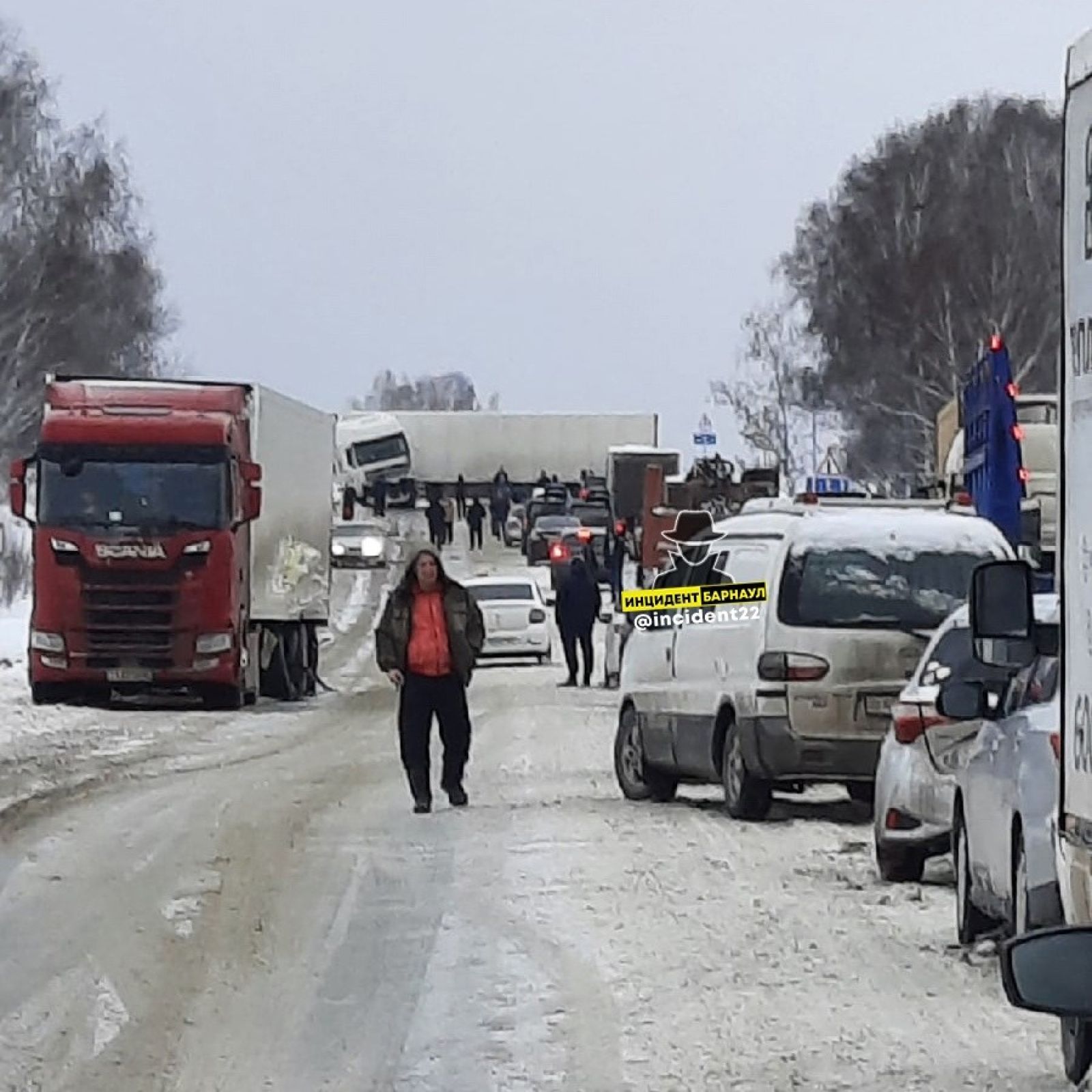 В Новосибирской области грузовик перегородил дорогу на Чуйском тракте -  Толк 20.12.2021