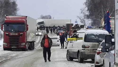 Фура сложилась пополам и образовала огромный затор на Чуйском тракте