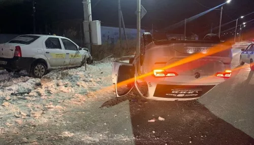 Три человека пострадали при столкновении автомобилей такси в Бийске