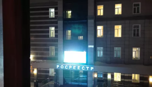 Жильцы дома в Барнауле лишились сна из-за LED-экрана на фасаде госконторы