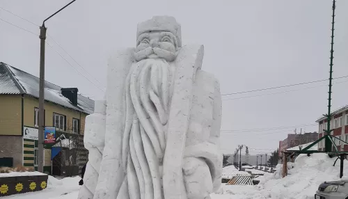 На Алтае вандалы повредили скульптуру Деда Мороза и новогоднюю елку