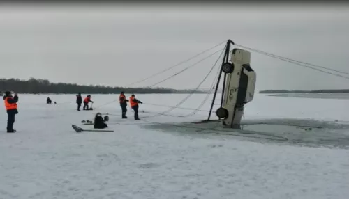 Упавший в полынью на Алтае автомобиль подняли на поверхность без водителя