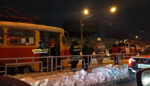 В Барнауле возле остановки загорелся трамвай с пассажирами
