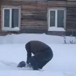 Российский таксист спас провалившегося по шею в снег школьника
