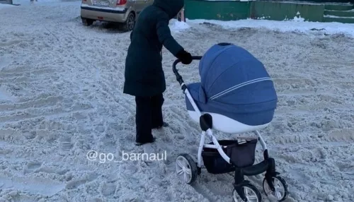 Жители Барнаула пожаловались на кашу на тротуарах