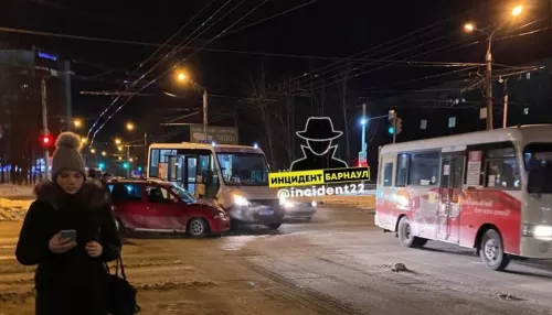 Маршрутка, предварительно, не уступила дорогу Mazda – подробности ДТП в Барнауле