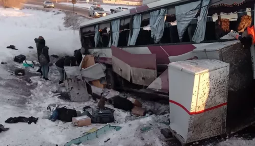 Грузовой поезд сбил автобус с пассажирами в Алтайском крае