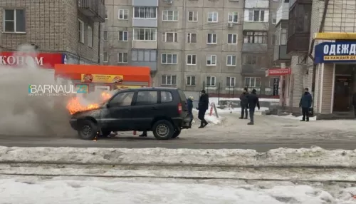 На улице Барнаула во время движения загорелся внедорожник