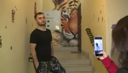 Барнаульский художник нарисовал тигра в подъезде жилой многоэтажки