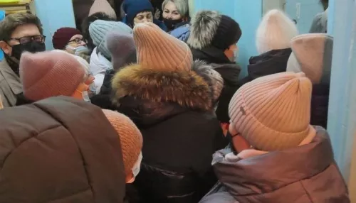 В Заринске учителей массово заставили сдавать ПЦР-тесты на морозе