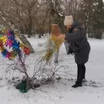 В Рубцовске открытый люк у тротуара торжественно украсили к Новому году