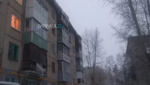 Ждет жертву: в Барнауле ледяная глыба зависла на крыше пятиэтажки