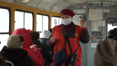 Кондуктор трамвая №7 Вера Кириллова покорила сердца барнаульцев