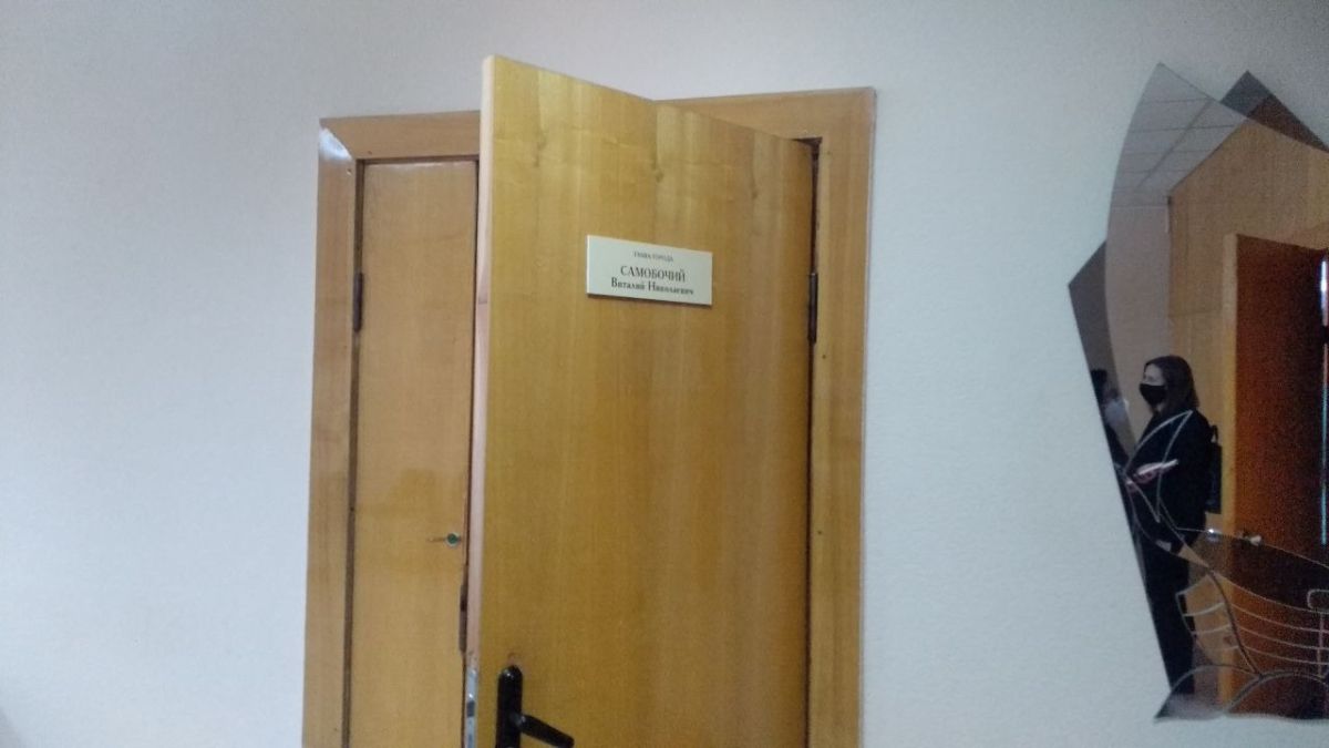 Дверь в кабинет мэра Ярового