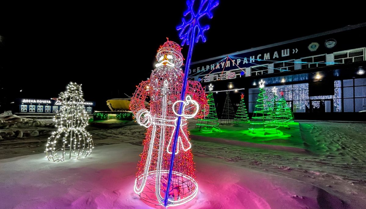 Куда сходить в барнауле на новогодние праздники. Новогоднее оформление улиц. Уличное новогоднее оформление. Украшение города к новому году. Новогодняя елка на улице.