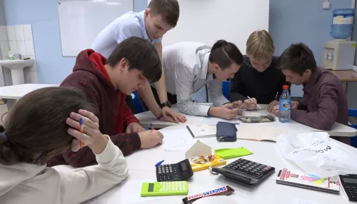 Школьники из Барнаула, Бийска и Заринска сражаются на поле математических битв