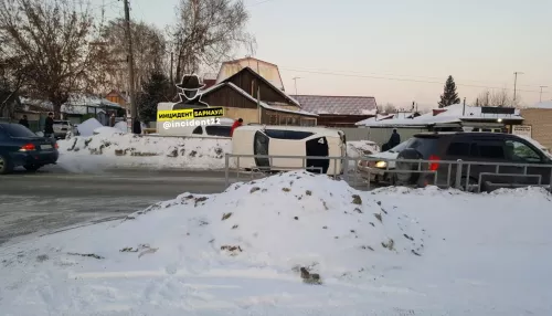 Иномарка опрокинулась на бок на перекрестке в Барнауле