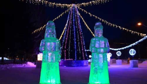 Снежный городок с шарами и подарками открылся на Потоке в Барнауле